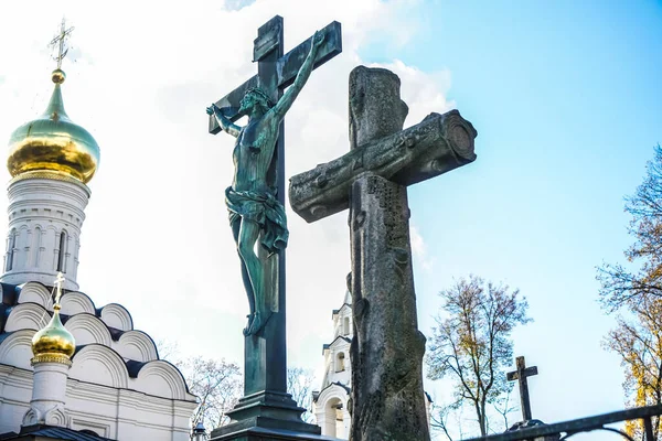 Cruzes Escultura Inri Contra Céu Azul Nublado Igreja Ortodoxa Moscovo — Fotografia de Stock