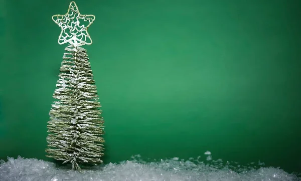 Minimalistische Heldere Kerstcompositie Met Decoratieve Dennenboom Sneeuw Sprankelende Witte Sterren — Stockfoto