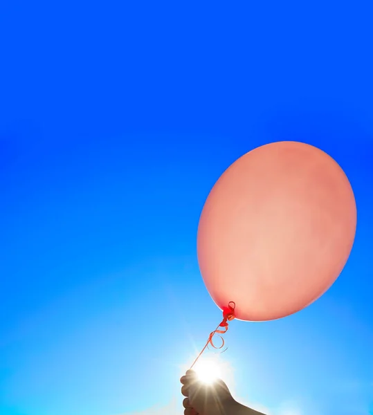 Χέρι Κρατώντας Ένα Κόκκινο Μπαλόνι Ελευθερία Της Ευτυχίας Ξεφεύγει Από — Φωτογραφία Αρχείου