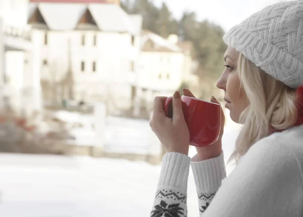 Mujer Mediana Edad Sosteniendo Una Taza Bebida Caliente Sonriendo Fondo — Foto de Stock