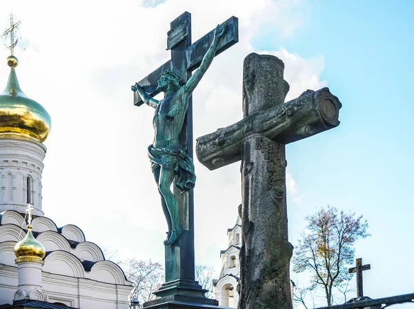 Cruzes Escultura Inri Contra Céu Azul Nublado Igreja Ortodoxa Moscovo — Fotografia de Stock