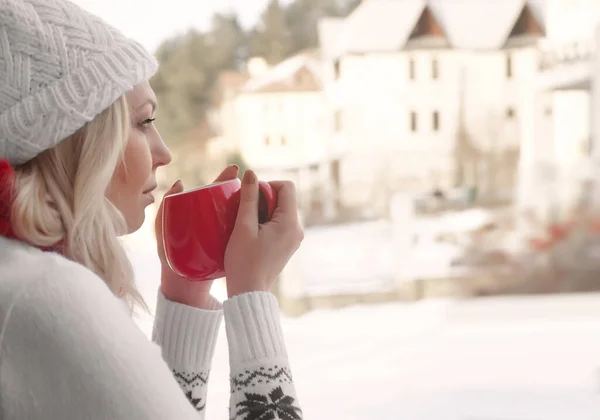 Mujer Mediana Edad Sosteniendo Una Taza Bebida Caliente Sonriendo Fondo — Foto de Stock