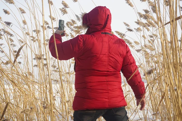 Rückseite Mann Verschneiten Winter Freien Männlich Sucht Ein Mobiles Netzwerk — Stockfoto