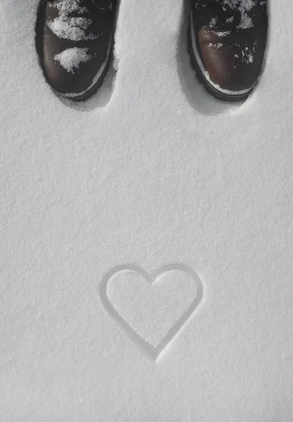 Вид Сверху Мужских Коричневых Ботинок Стоящих Свежем Снегу Отпечаток Сердца — стоковое фото