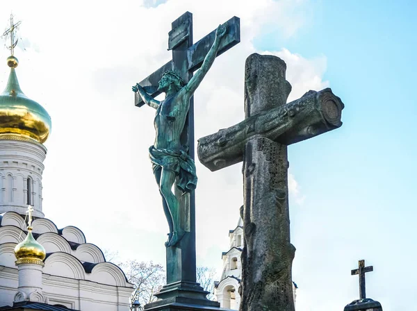 Cruzes Escultura Inri Contra Céu Azul Nublado Igreja Ortodoxa Moscovo — Fotografia de Stock