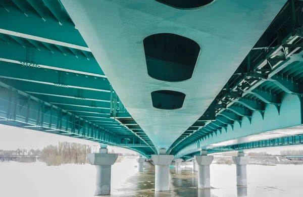 Bawah Jembatan Sungai Jembatan Beton Bertulang Baru Dan Jembatan Besi — Stok Foto