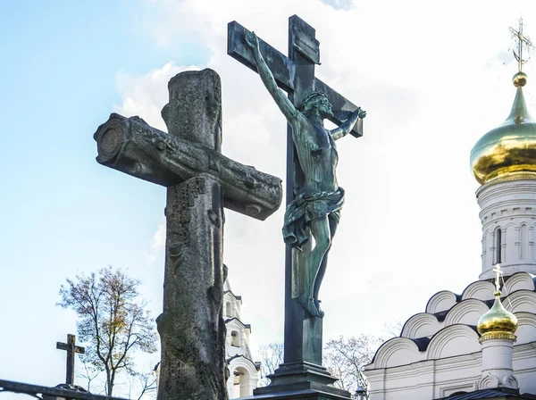 Cruzes Escultura Inri Contra Céu Azul Nublado Igreja Ortodoxa Moscovo — Fotografia de Stock