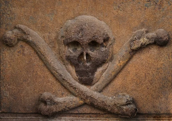 Rezavá Lidská Lebka Zkříženými Kostmi Odlitými Železa Symbol Nebezpečí Smrti — Stock fotografie