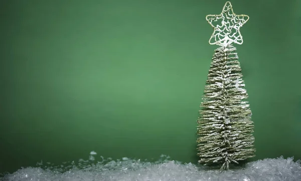 Minimalistische Heldere Kerstcompositie Met Decoratieve Dennenboom Sneeuw Sprankelende Witte Sterren — Stockfoto