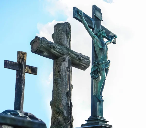 Kreuze Inri Skulptur Vor Blauem Bewölkten Himmel Orthodoxe Kirche Moskau — Stockfoto