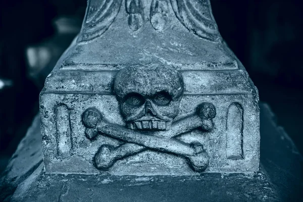 Κρανίο Και Σταυρωτά Οστά Σκαλισμένα Πέτρα Τάφο — Φωτογραφία Αρχείου