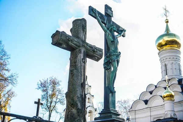 Cruzes Escultura Inri Contra Céu Azul Nublado Igreja Ortodoxa Moscovo — Fotografia de Stock