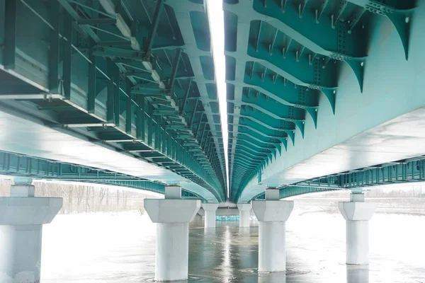 Bajo Río Puente Nuevo Puente Hormigón Armado Hierro Vista Abajo —  Fotos de Stock