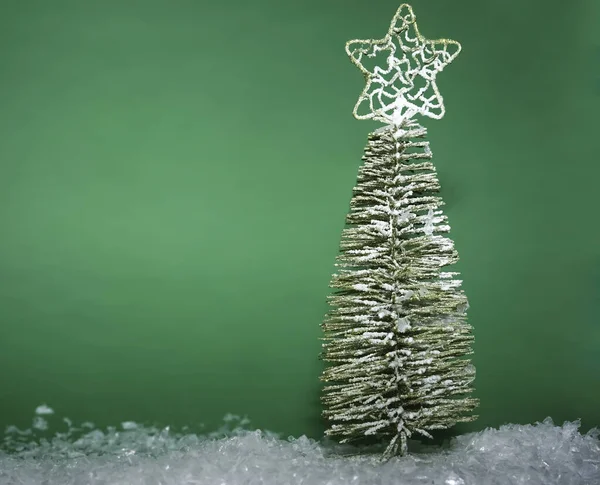 Minimalistische Heldere Kerstcompositie Met Decoratieve Dennenboom Sneeuw Sprankelende Witte Sterren — Stockfoto