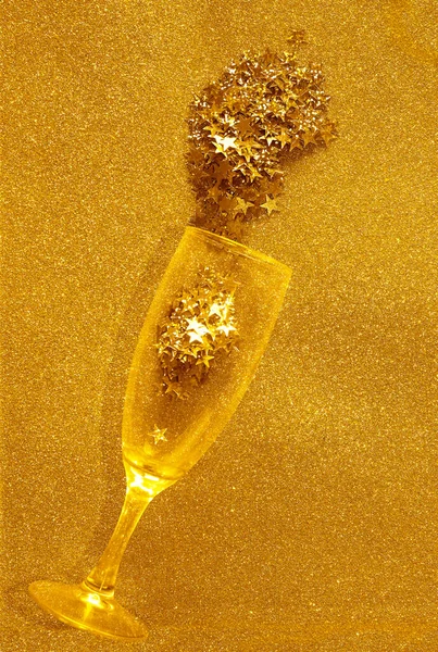 Κομφετί Σχήμα Αστεριών Έριξαν Ποτήρια Σαμπάνιας Χρυσό Φόντο Στο Πάνω — Φωτογραφία Αρχείου