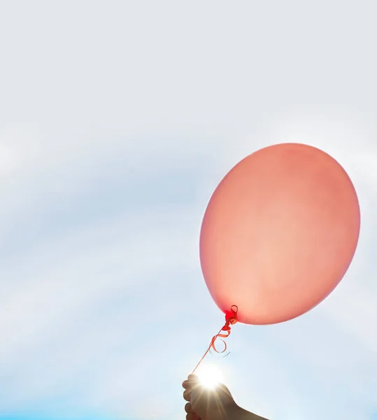 Ręka Trzymająca Jeden Czerwony Balon Szczęście Wolność Ucieczka Życie Postrzeganie — Zdjęcie stockowe