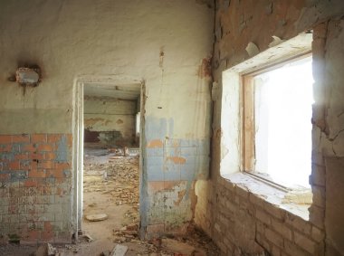 Kapı ve pencere çerçeveli terk edilmiş bir bina. Kasvetli yer bomboştu ve harap olmuştu.