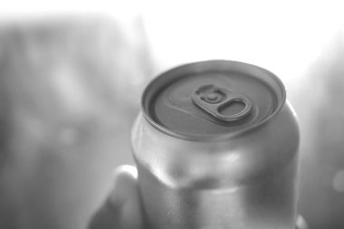 Güneşli bir günde altın bira kutusu kapanıyor. Sıcak bir günde taze bir içki. Metalik kutu ve soğuk içecek. Alkol içeceği. ıslak yüzey.