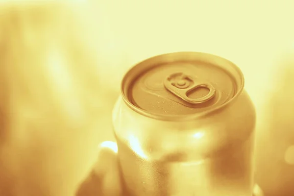Złota Puszka Piwa Zamykana Słoneczny Dzień Świeży Napój Ciepły Dzień — Zdjęcie stockowe