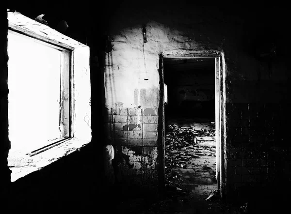 ドアと窓枠付きの放棄された建物 暗い場所は空で老朽化していた — ストック写真