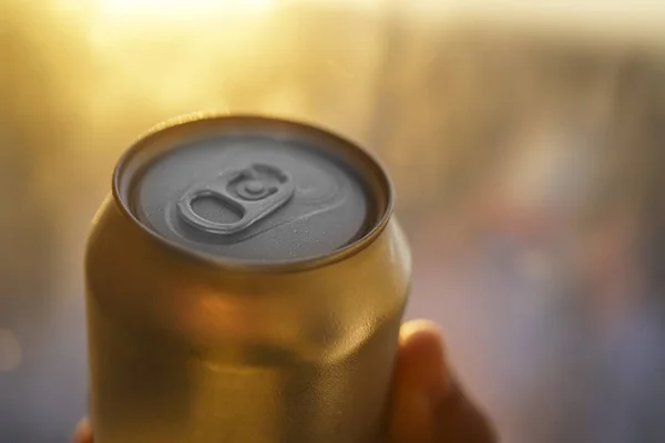 Lata Cerveza Oro Cerca Día Soleado Bebida Fresca Día Cálido —  Fotos de Stock