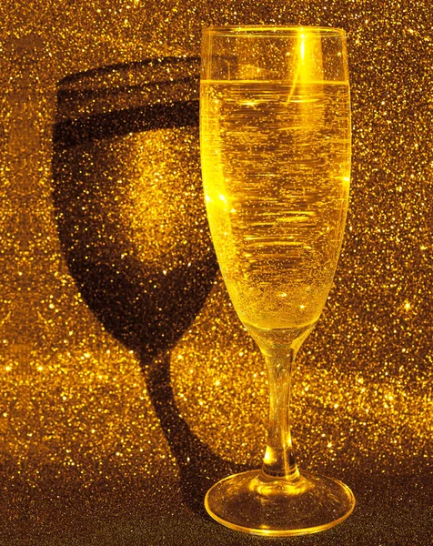 酒杯配上闪光的香槟 金色闪光的背景 — 图库照片