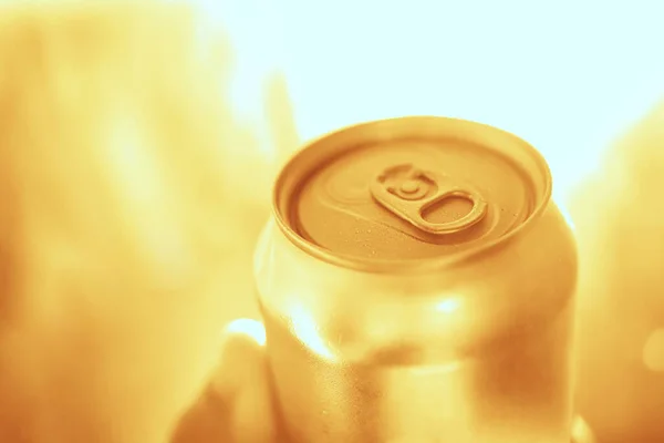 Goldene Dose Bier Aus Nächster Nähe Einem Sonnigen Tag Frisches — Stockfoto