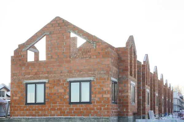 春节期间 村里未完工的红砖屋 建造中的没有屋顶的红砖屋外墙 — 图库照片