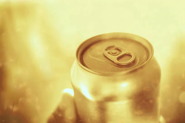 Gouden Blikje Bier Sluiten Zonnige Dag Frisse Drank Warme Dag — Stockfoto