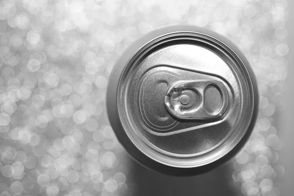Górny Widok Sody Aluminiowej Lub Piwa Można Odizolować Tle Bokeh — Zdjęcie stockowe