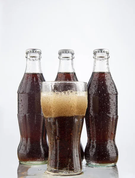 Moscú Rusia Junio 2012 Tres Botellas Coca Cola Vidrio Transparente — Foto de Stock