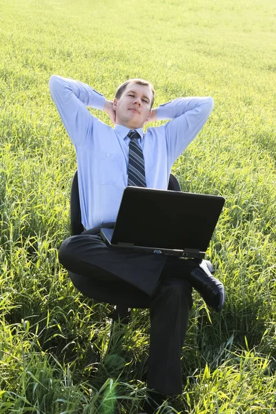 Zakenman Het Veld Met Een Laptop Gelukkig Succesvol Zakenman Zit — Stockfoto