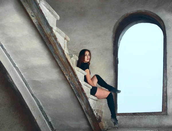 Hermosa Bailarina Hispana Latina Descansando Escalera Chica Joven Vestido Negro — Foto de Stock