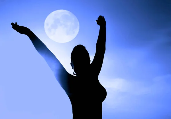 Силует Жінки Піднятими Руками Вгору Повний Місяць Над Головою Між — стокове фото