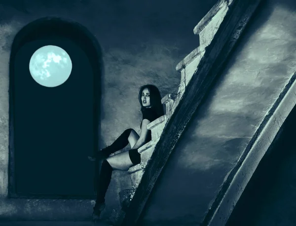 Красивая Латиноамериканская Танцовщица Отдыхает Лестнице Молодая Девушка Черном Платье Сидит — стоковое фото