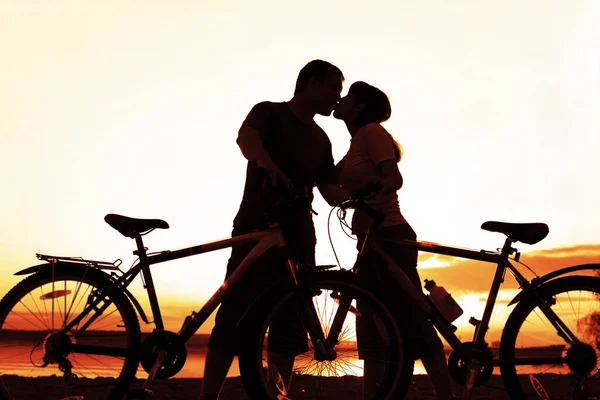 Pareja Bicicletas Atardecer Silueta Pareja Besándose Largo Costa Costera — Foto de Stock