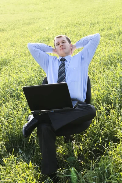 Sahadaki Adamı Elinde Dizüstü Bilgisayarla Mutlu Başarılı Yeşil Çim Tarlasında — Stok fotoğraf