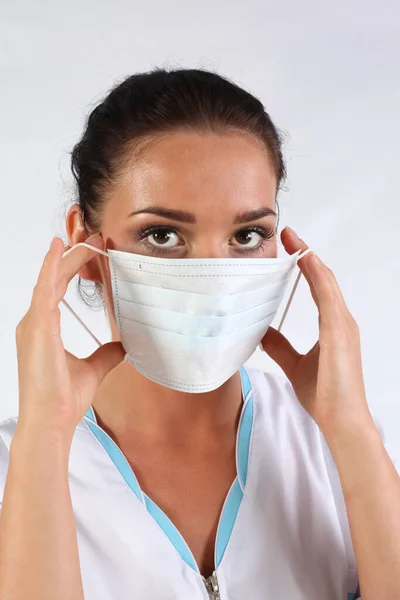 Joven Doctora Uniforme Blanco Sosteniendo Una Máscara Cara — Foto de Stock