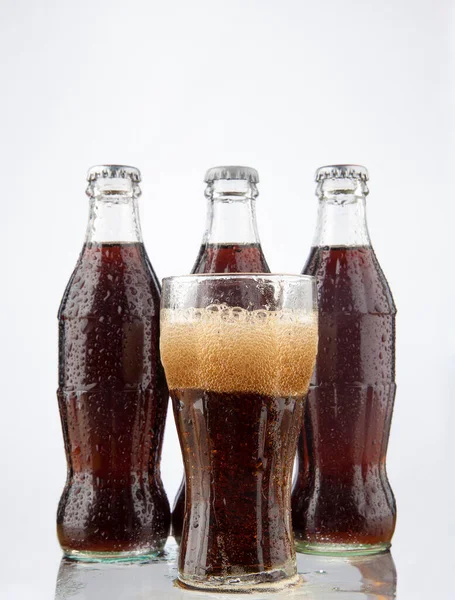 Tres Botellas Cola Vidrio Transparente Con Burbujas Aisladas Sobre Fondo — Foto de Stock