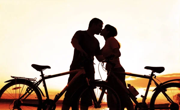 Casal Bicicleta Pôr Sol Silhueta Casal Beijando Longo Costa — Fotografia de Stock