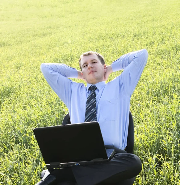 Biznesmen Terenie Laptopem Szczęśliwy Udany Biznesmen Siedzący Krześle Zielonej Trawie — Zdjęcie stockowe