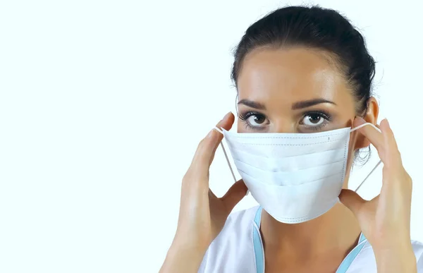 Dokter Wanita Muda Berseragam Putih Memegang Topeng Wajah — Stok Foto