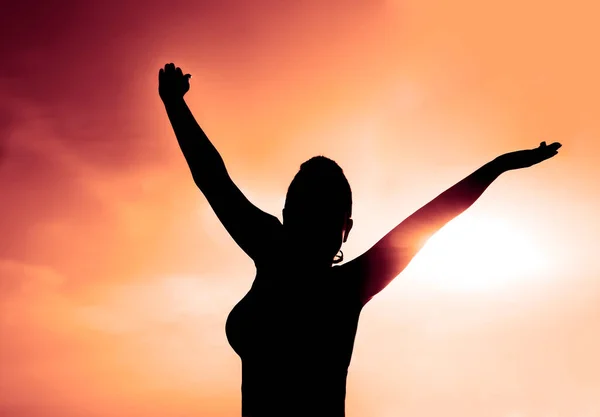 Silhouette Woman Raised Hands Standing Beach Sea Awesome Dawn — Stock Photo, Image