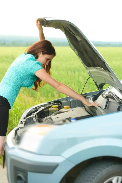 Verticaal Formaat Jonge Vrouw Opent Motorkap Van Kapotte Auto Die — Stockfoto