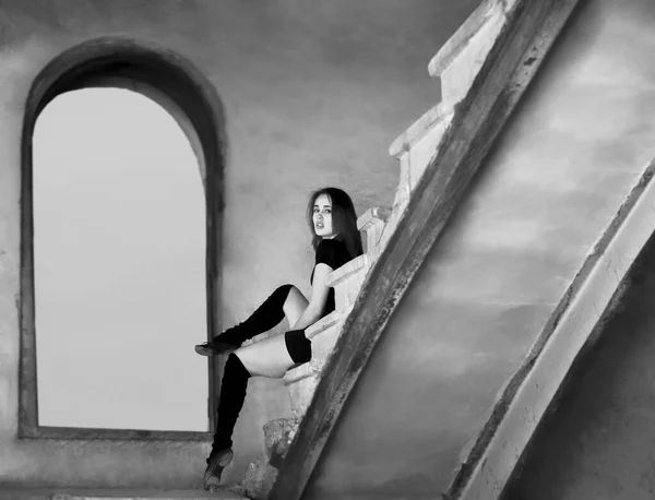 Bela Dançarina Latina Hispânica Descansando Escada Jovem Menina Vestido Preto — Fotografia de Stock
