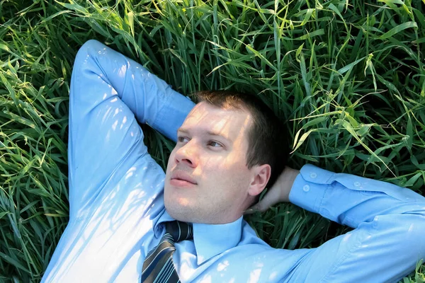 Расслабленный Бизнесмен Лугу Хорошо Одетый Молодой Бизнесмен Отдыхает Зеленом Травяном — стоковое фото