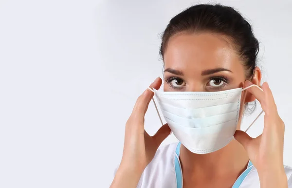 Giovane Medico Donna Uniforme Bianca Con Una Maschera Sul Viso — Foto Stock