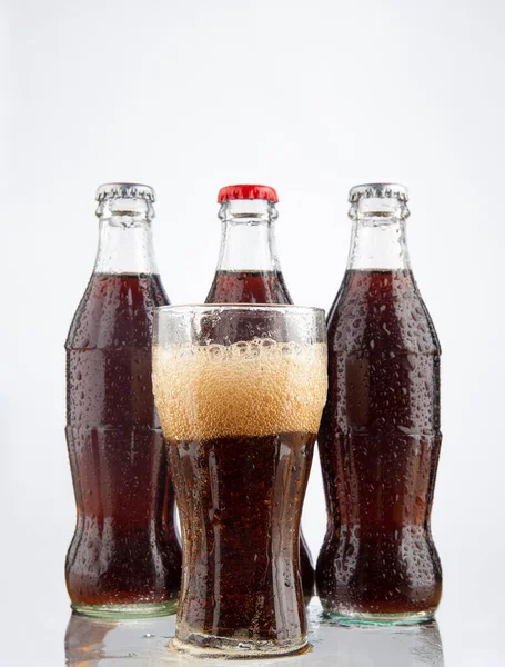 Moscú Rusia Junio 2012 Tres Botellas Coca Cola Vidrio Transparente — Foto de Stock