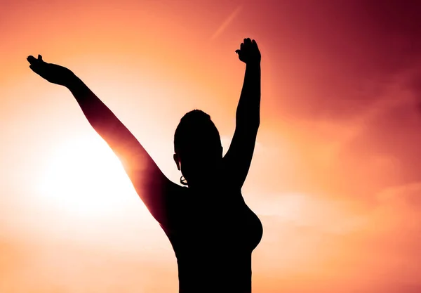 Silhouette Woman Raised Hands Standing Beach Sea Awesome Dawn — Stock Photo, Image