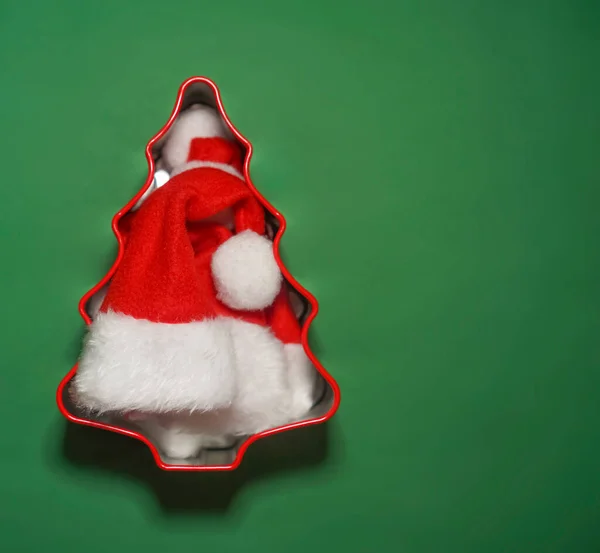 Chapéu Papai Noel Vermelho Dentro Forma Árvore Natal Livro Verde — Fotografia de Stock